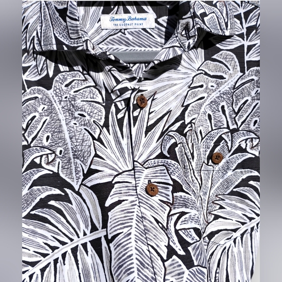 Tommy Bahama Black & White Short Sleeve Button-up Small Shirt - Picture 3 of 9